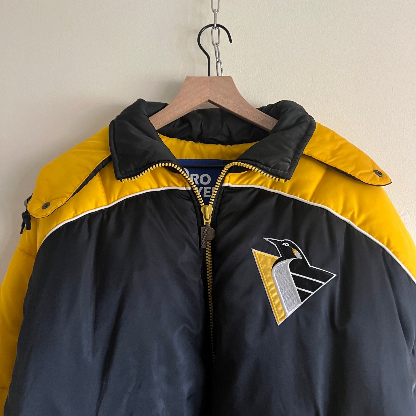 Medium 90s Pittsburgh Penguins Pro Player puffer jacket