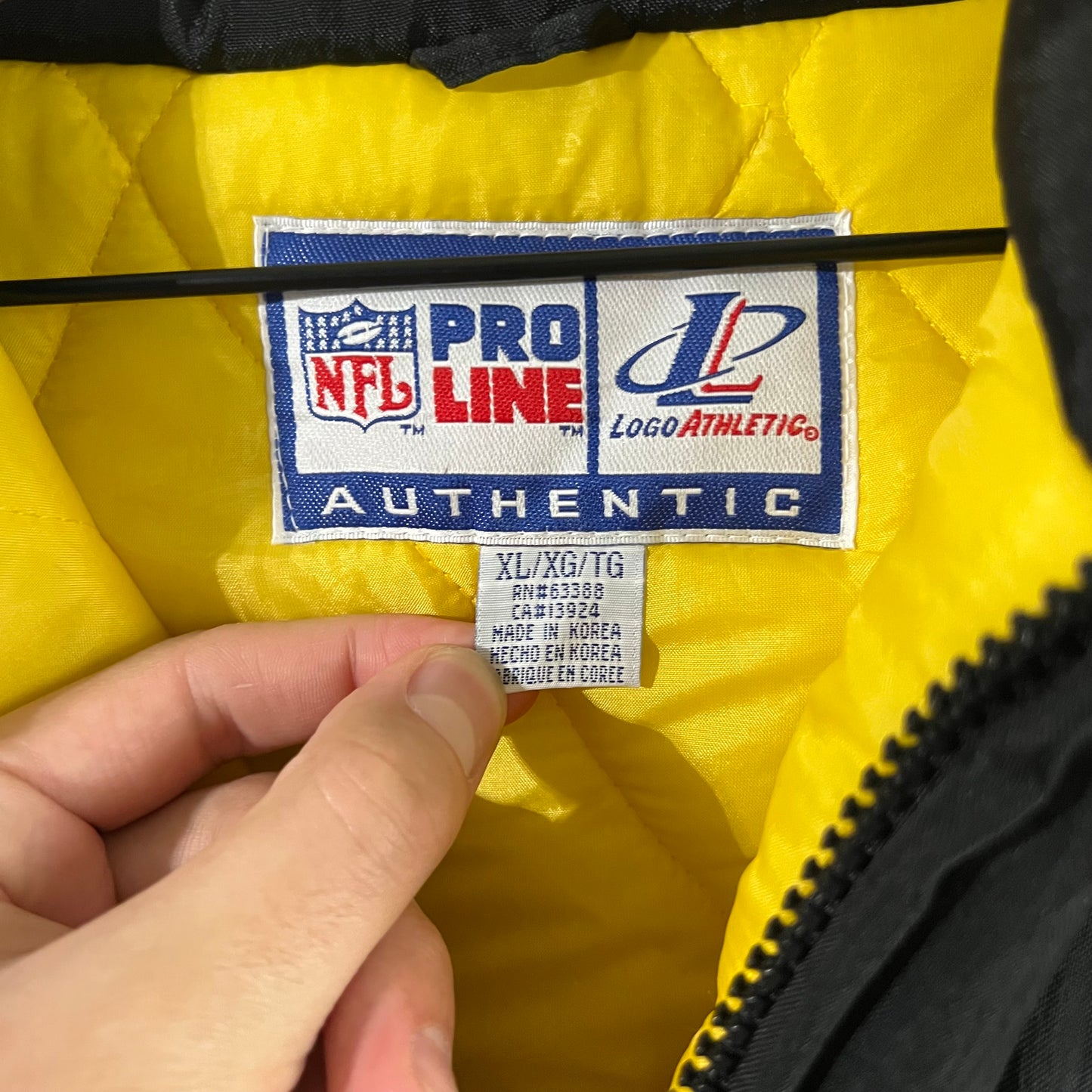 XL 90s Deadstock Pittsburgh Steelers Logo Athletic puffer jacket