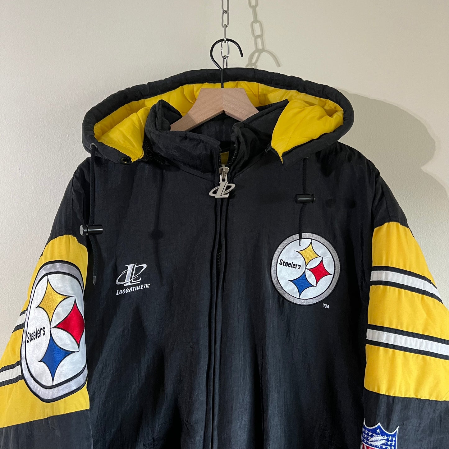 XL 90s Deadstock Pittsburgh Steelers Logo Athletic puffer jacket